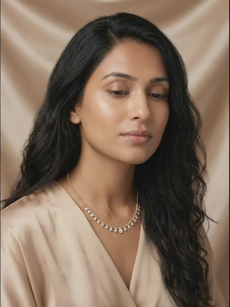 hibiscus-riviera-necklace worn by model, motion